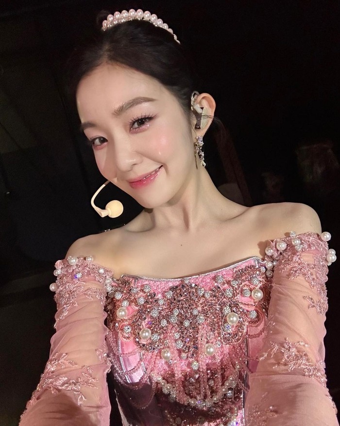 Kumpulan foto yang dibagikan Irene merupakan foto yang diambil di belakang panggung saat melukan pertunjukkan konser R to V yang mengambil konsep dunia magis di kehidupan klasik./ Foto: instagram.com/renebaebae