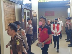 Pernah Ditegur Jaksa untuk Pakai Kemeja Putih, Dandy Kembali Berkemeja Hitam