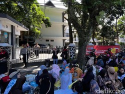Protes PPDB, Emak-emak Geruduk Kantor Disdik Bandung