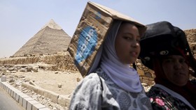 FOTO: Menikmati Keagungan Piramida Giza Saat Musim Panas di Mesir