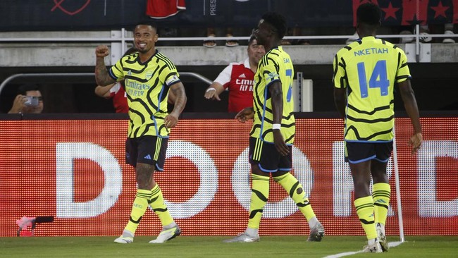 Arsenal vs Barcelona akan bertemu pada Soccer Champions Tour 2023, Kamis (27/7) pagi WIB. Berikut link live streaming Arsenal vs Barcelona di Trans7.