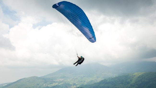 Jika Anda berencana ke Paralayang Batu yang berada di kawasan Gunung Banyak ini, simak informasi lokasi, harga tiket, serta fasilitas wisata yang tersedia.