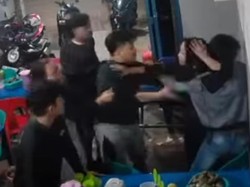 Kronologi 2 Pria Keroyok-Rampas HP Sejoli di Warung Coto Makassar
