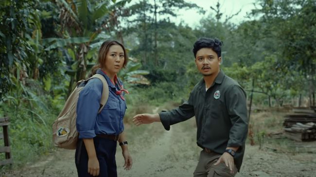 Trailer Petualangan Sherina 2 menampilkan petualangan Sherina dan Sadam yang mencegah sekelompok orang merusak konservasi orangutan.