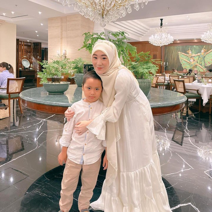 <p>"Masya Allah Teteh sehat selalu bersama keluarga tercinta dan diberikan kemudahan dalam merawat dan membesarkan Nak Muh. Yusuf Amiin," ungkap seorang netizen. "Semoga kalian bahagia selalu," tutur yang lainnya. (Foto: Instagram: @larissachou)</p>