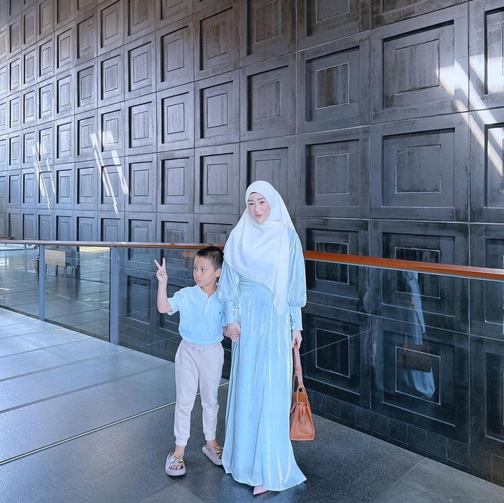 <p>"Semua, akan ada masanya. Tak terasa dari pelukan di dada sudah berganti bergandengan tangan. Tumbuh besarlah anakku sayang," ungkapnya. (Foto: Instagram: @larissachou)</p>