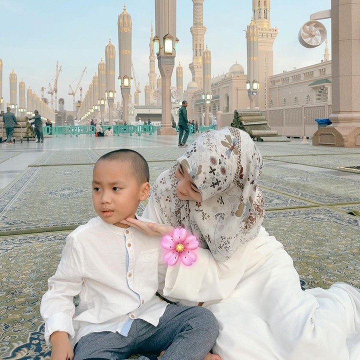 <p>Usai bercerai dari Alvin, Larissa memutuskan untuk merawat Yusuf seorang diri. Ia pun banyak mengunggah potret kebersamaan dengan sang anak ke laman Instagram. (Foto: Instagram: @larissachou)</p>