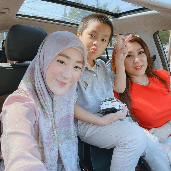 <p>Yusuf juga terlihat sangat dekat dengan sang nenek, Julie Tan. Dengan Larissa, ketiganya kerap menghabiskan waktu bersama, lho. (Foto: Instagram: @larissachou)</p>