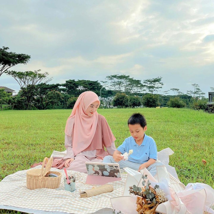 <p>Banyak netizen yang terus mendoakan Larissa dan keluarga nih, Bunda. Tak sedikit dari mereka yang berharap Larissa dan Yusuf terus diberikan kebahagiaan dan kesehatan. (Foto: Instagram: @larissachou)</p>