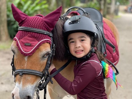 7 Potret Cantik Anak Pertama Nabila Syakieb, Bak Bangsawan Belajar Berkuda Sejak Kecil