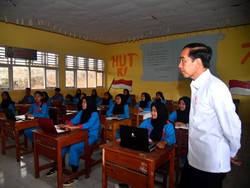 Jokowi Tinjau SMKN 2 Bengkulu Tengah, Janji Kirimkan Motor-Mobil untuk Praktik