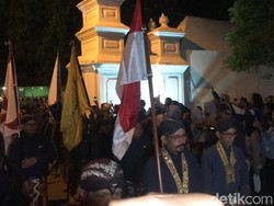 Tradisi Mubeng Beteng Malam Satu Suro: Sejarah, Tata Cara, Makna
