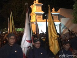 Khidmatnya Mubeng Beteng Keraton Jogja, Diikuti Abdi Dalem-Masyarakat