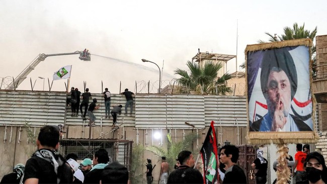 Pengusiran Duta Besar Swedia di Baghdad buntut aksi protes dan penyerangan di Kedubes Swedia akibat aksi pembakaran Al Quran.