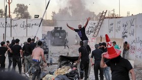 FOTO: Amarah Pedemo Irak Bakar Kedubes Swedia Gegara Al Quran Dibakar