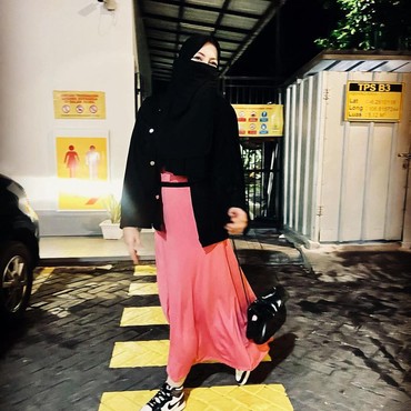 Putuskan Bercadar, Ratu Rizky Nabila Tuai Cibiran