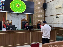Momen Ayah Pembunuh Anak di Depok Diminta Hakim Berdiri Sebelum Divonis Mati