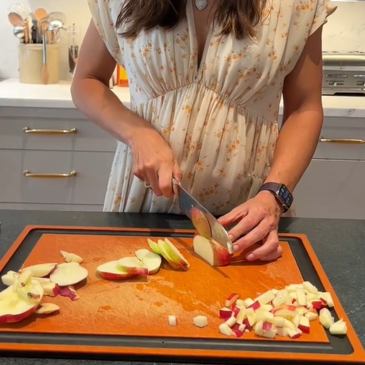 <p>Hasil buah-buahan yang dipanen akan langsung diolah Jennifer menjadi masakan lezat, Bunda. Ia memuaskan hobi memasaknya di dapur rumah. (Foto: Instagram @jennifer.garner)</p>
