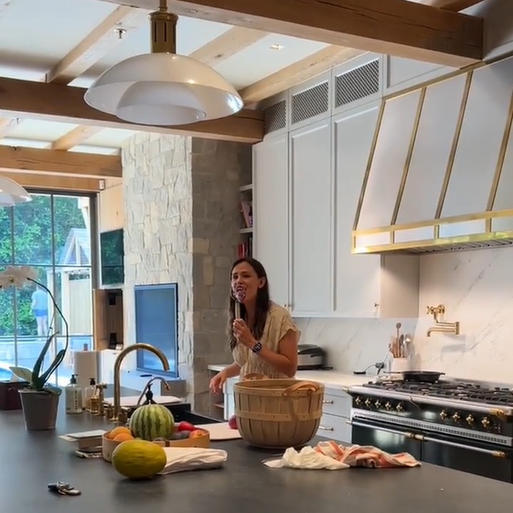 <p>Bagian interior rumahnya terasa hangat karena didominasi oleh nuansa kayu dan warna putih pada beberapa perabotan rumah hingga dinding dan lantainya. (Foto: Instagram @jennifer.garner)</p>