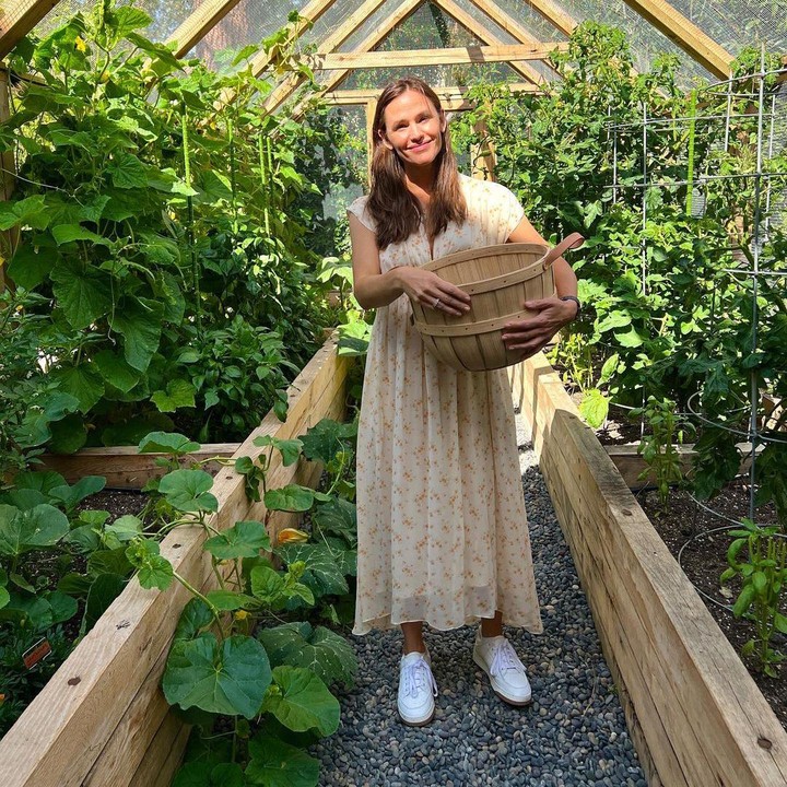 <p>Rumah Jennifer Garner sangat istimewa karena dikelilingi oleh perkebunan yang luas. Aktris berusia 51 tahun ini memang sangat menyukai kegiatan berkebun di waktu luangnya, Bunda. (Foto: Instagram @jennifer.garner)</p>