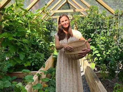 7 Potret Rumah Jennifer Garner, Ada Kebun dengan Beragam Buah-buahan