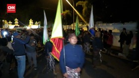 VIDEO: Ribuan Warga Yogyakarta Ikut Tradisi Mubeng Beteng