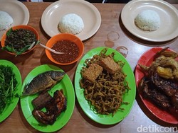 Ngeunah! Makan Enak di Warung Nasi Legendaris Berusia 43 Tahun