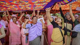 Wanita India Geruduk dan Bakar Rumah Pelaku Pemerkosaan di Manipur