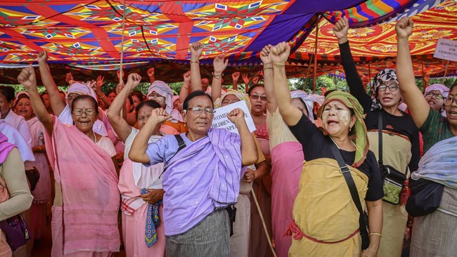 Para wanita di negara bagian Manipur, India, menyerbu rumah pelaku pengarakan dan pemerkosaan dua orang perempuan pada Mei lalu.