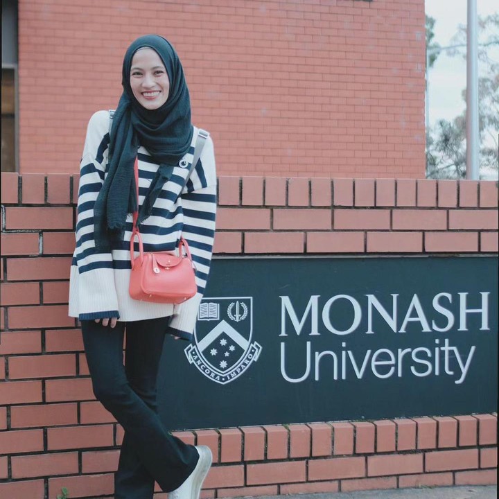 <p>Dari potret-potret yang dibagikan, ada beberapa spot yang mereka kunjungi. Salah satunya mengunjungi kampus tempat Alyssa kuliah, nih. "Lulus Universitas pada tahun 2011 pada usia 19 tahun. 12 tahun kemudian, sangat menyenangkan bisa kembali ke sini bersama keluarga kecilku. Tentunya (sebagai) alumni Monash University yang membanggakan," tulisnya dalam bahasa Inggris. (Foto: Instagram @dude2harlino dan @ichasoebandono)<br /><br /><br /></p>