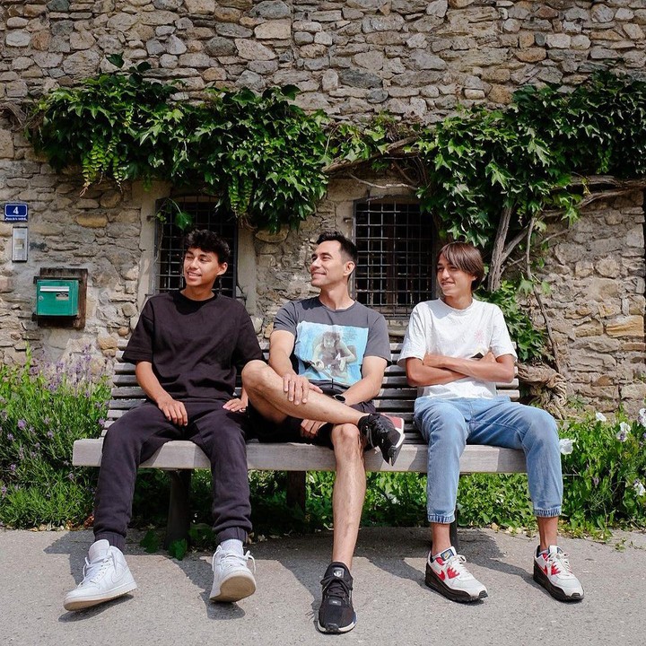 <p>Lewat media sosial, Darius kerap memperlihatkan kebersamaan dengan para anak laki-lakinya. <em>"The boys…,"</em> tulis Darius. (Foto: Instagram @darius_sinathrya)</p>