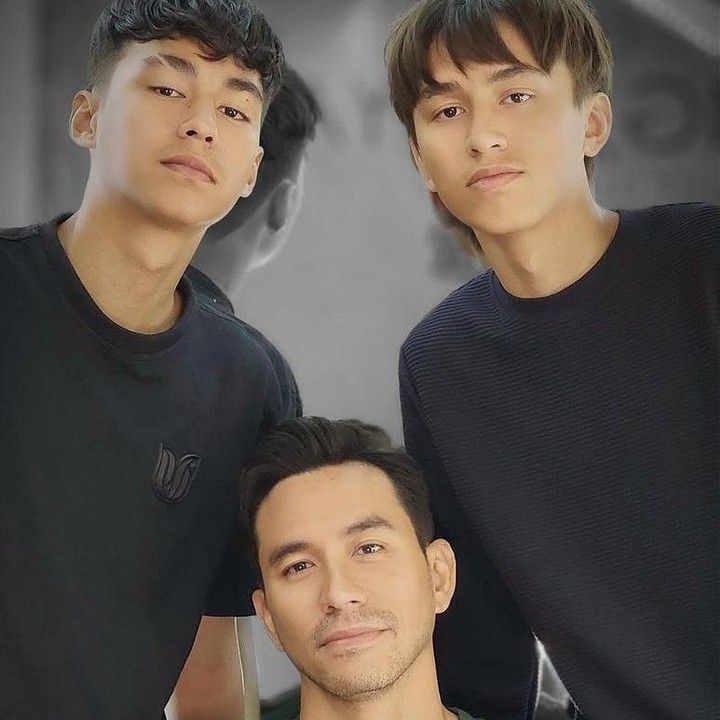 <p>Kedua putra Darius Sinathrya tumbuh menjadi remaja yang mewarisi paras tampan dari sang Ayah, nih. (Foto: Instagram @darius_sinathrya)</p>