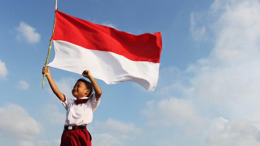 Bendera Merah Putih pertama kali dikibarkan pada proklamasi Kemerdekaan Indonesia tanggal 17 Agustus 1945&period; Lalu&comma; apa arti merah putih pada bendera Indonesia&quest;