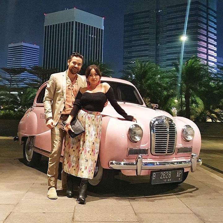 <p>Pasangan ini juga mendapat pujian dari netizen. Salah satunya disebut sebagai pasangan manis melalui kolom komentar. <em>"Sweet couple,"</em> ujar akun @some****. (Foto: Instagram @rinrinmarinka)<br /><br /><br /></p>