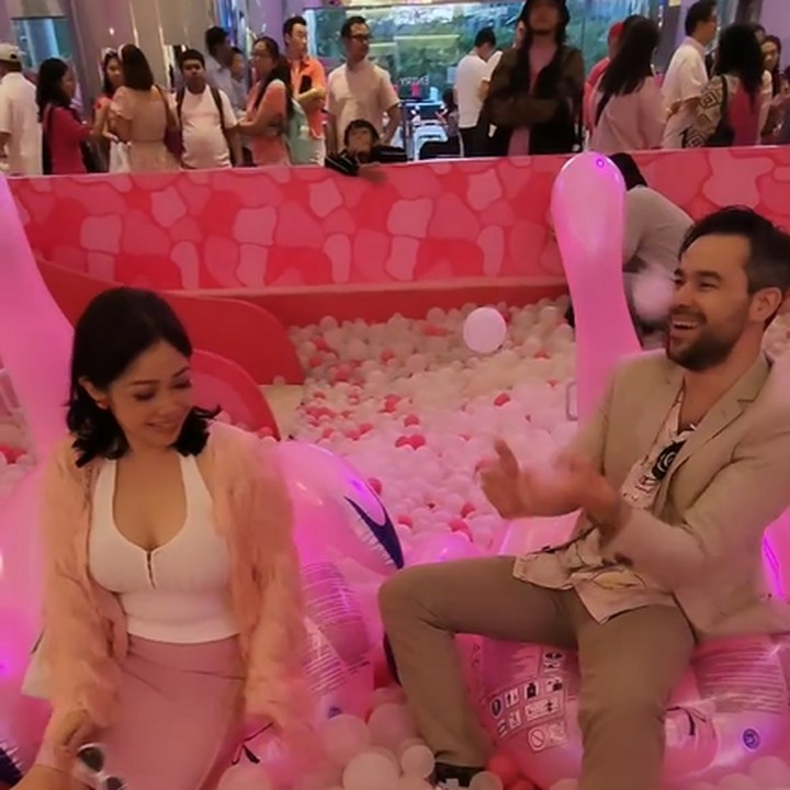 <p>Terbaru, keduanya terlihat dalam premier film <em>Barbie</em>. Di sana, mereka juga terlihat begitu bahagia dan mengabadikan beberapa momen. lho. (Foto: Instagram @rinrinmarinka)</p>