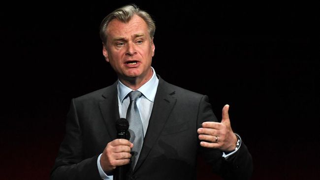 Christopher Nolan membantah spekulasi yang menyebut dirinya akan menyutradarai proyek James Bond terbaru.