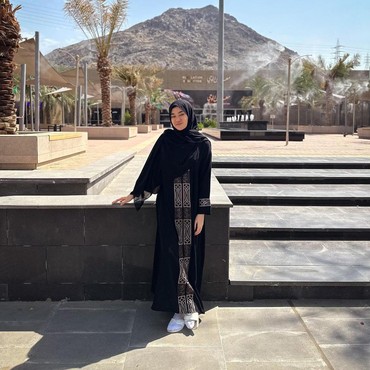 Diam-diam Mualaf dari 6 Tahun Lalu, 7 Potret Clara Shinta Jalani Ibadah Umrah