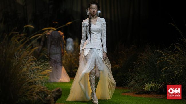 'Tumbuh' bersama kebaya, desainer Toton Januar ingin menuangkan kenangannya akan kebaya dalam pertunjukan tunggal untuk koleksi bertajuk 'Ingatan'.