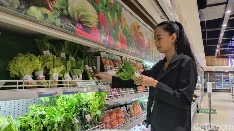 Ilustrasi Belanja Sayur di Transmart Transmart Full Day Sale.