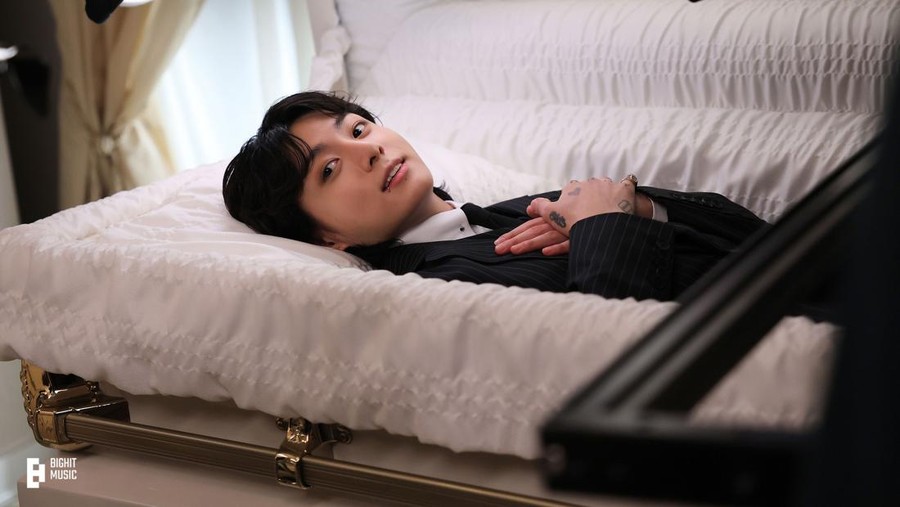 Jungkook BTS saat menjalani syuting MV lagu solo 