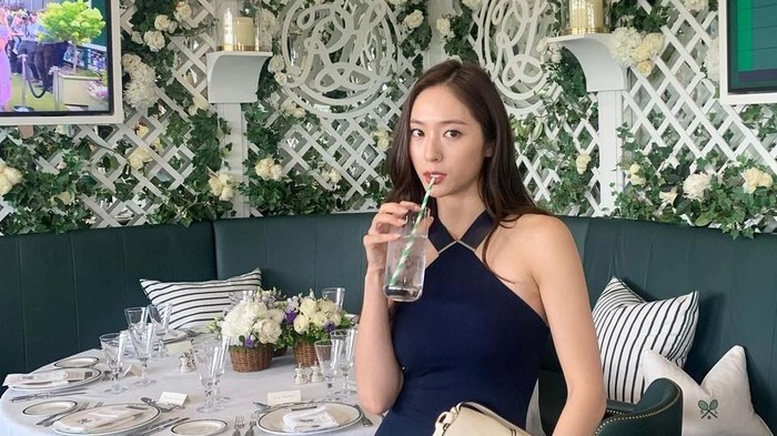 Santai Tapi Keren! Intip Gaya Krystal Jung Selama di London, Nonton Kejuaraan Wimbledon