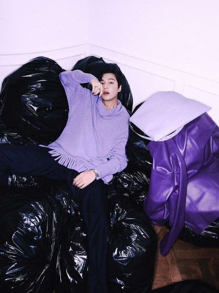 Dari konsep foto berwarna hingga konsep foto hitam putih, visual sang aktor yang menonjol sukses mencuri atensi penggemar./ Foto: Yoon Ji Yong/instagram.com/dazedkorea
