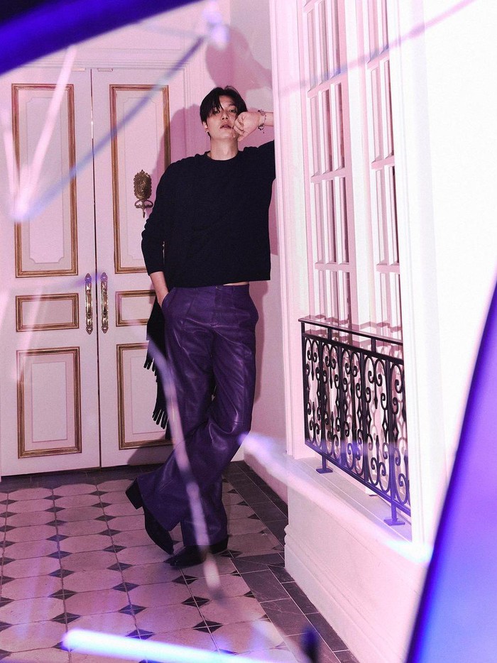 Aktor kelahiran 1987 tersebut memamerkan beberapa gaya berbeda untuk Dazed Korea edisi Agustus 2023./ Foto: Yoon Ji Yong/instagram.com/dazedkorea