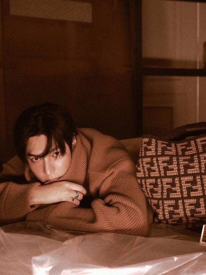 Tak ketinggalan, Lee Min Ho juga berpose bersama beberapa koleksi dari Fendi, Beauties./ Foto: Yoon Ji Yong/instagram.com/dazedkorea