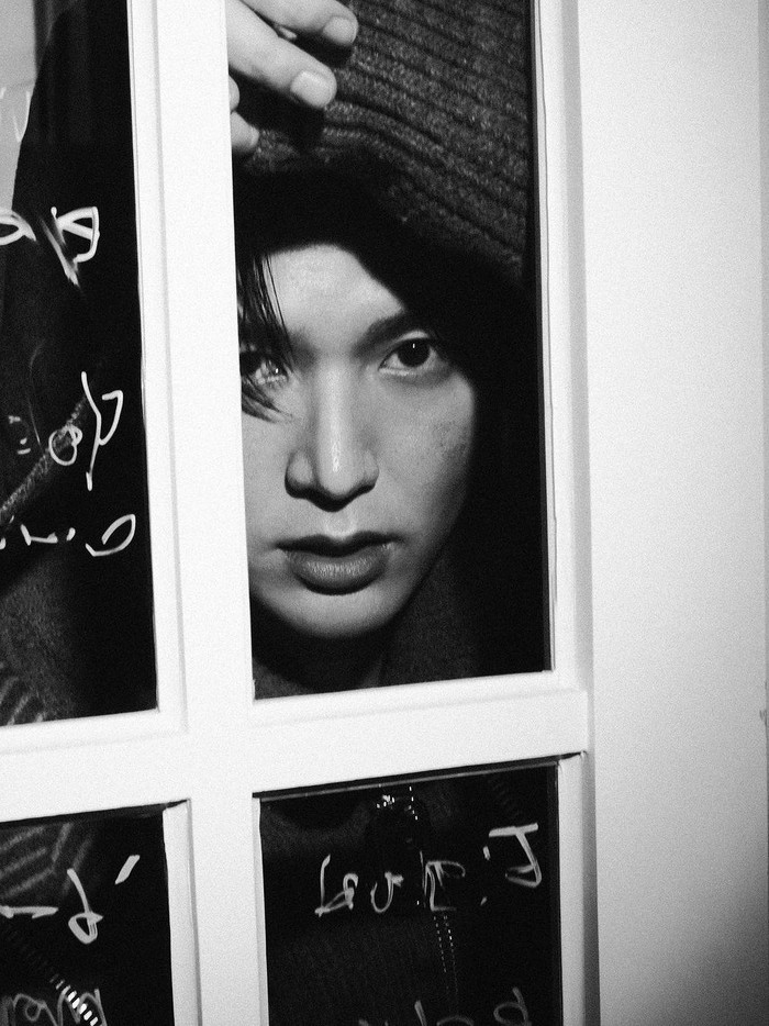 Dari beberapa gaya Lee Min Ho tersebut, kamu paling suka yang mana, Beauties?/ Foto: Yoon Ji Yong/instagram.com/dazedkorea