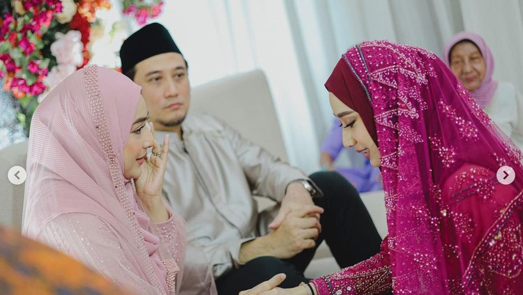 Momen Haru Anak Cindy Fatikasari dan Tengku Firmansyah Siraman - Pengajian