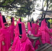 Viral Girlband Emak-Emak Pakai Outfit Unik, Curhat Lewat Lagu soal Pusing Bayar Cicilan dengan Bunga Gede