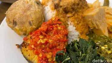 img-title Dihujat gegara Makan Nasi Padang di Bioskop, TikToker Ini Minta Maaf