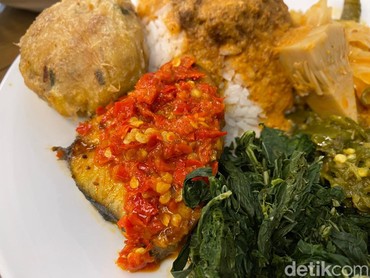 Dihujat gegara Makan Nasi Padang di Bioskop, TikToker Ini Minta Maaf