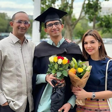 7 Potret Izzat Assegaf Putra Semata Wayang Najwa Shihab Wisuda di London
